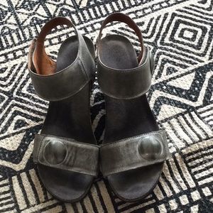 Taos Sandals, Size 39.